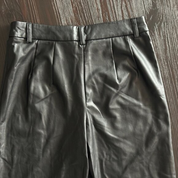 Express Cropped Straight High Rise Faux Leather Pant - Size 2L - Picture 3 of 7